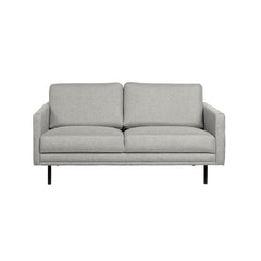 Nauvo 2-istuttava sohva vaaleanharmaalla Suma 17 -kangasverhoilulla ja mustilla metallijaloilla. Sohvan käsinojien sivuilla on raitaompeleet.