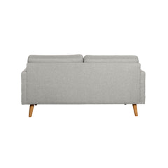 Nauvo 2-istuttava sohva vaaleanharmaalla Suma 17 -kangasverhoilulla ja luonnonvärisillä puujaloilla. Sohvan käsinojien sivuilla on raitaompeleet.