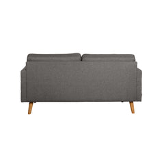 Nauvo 2-istuttava sohva tummanharmaalla Suma 7 -kangasverhoilulla ja luonnonvärisillä puujaloilla. Sohvan käsinojien sivuilla on raitaompeleet.