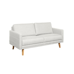 Nauvo 2-istuttava sohva vaalealla Suma 10 -kangasverhoilulla ja luonnonvärisillä puujaloilla. Sohvan käsinojien sivuilla on raitaompeleet.