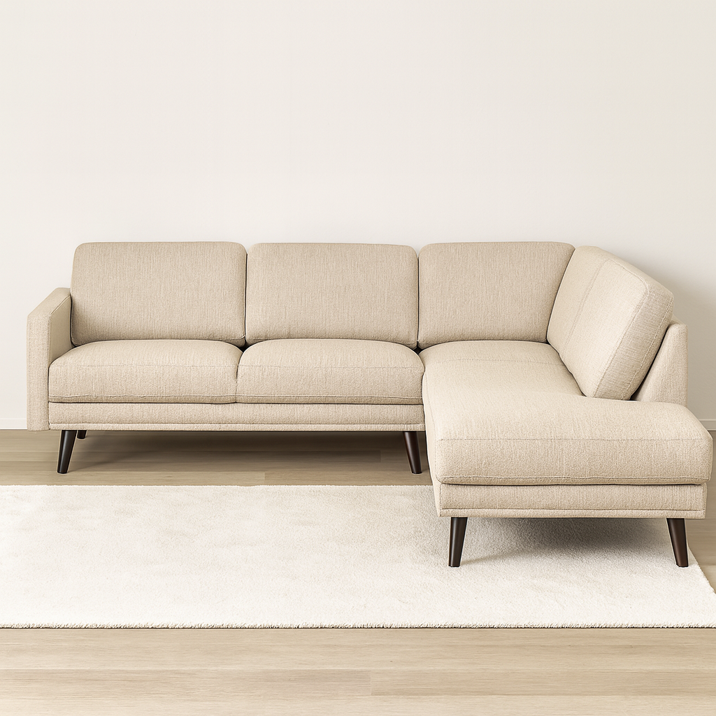 Nauvo-kulmadivaanisohva beigellä Sparr 362 -kangasverhoilulla, vasemmanpuoleisella divaanilla ja wengen värisillä puujaloilla. Stailattu visualisointi.