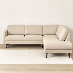 Nauvo-kulmadivaanisohva beigellä Sparr 362 -kangasverhoilulla, vasemmanpuoleisella divaanilla ja wengen värisillä puujaloilla. Stailattu visualisointi.