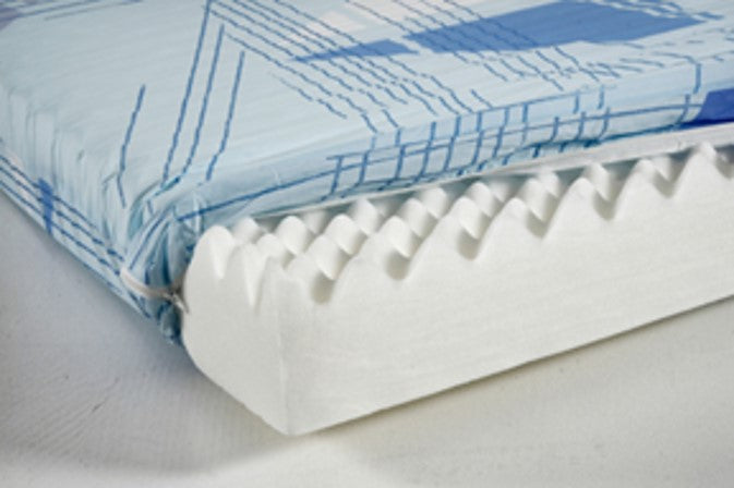 Nette-rullapatja, monivärinen-sinisävyinen. Toiselta puolelta profiloidussa ja toiselta sileässä patjassa on irrotettava vetoketjupäällinen.