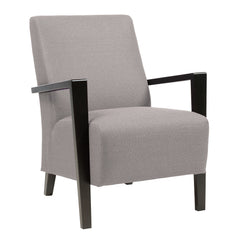 Matalaselkänojainen Niklas-nojatuoli wengenvärisillä puuosilla ja hiekanvärisellä Barcelona 10 -kangasverhoilulla.