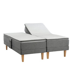 Antrasiitin värinen Aava-moottorisänky Royal-tammijaloilla ja profiloiduilla sijauspatjoilla. Kuvan tarviketasku myydään erikseen.