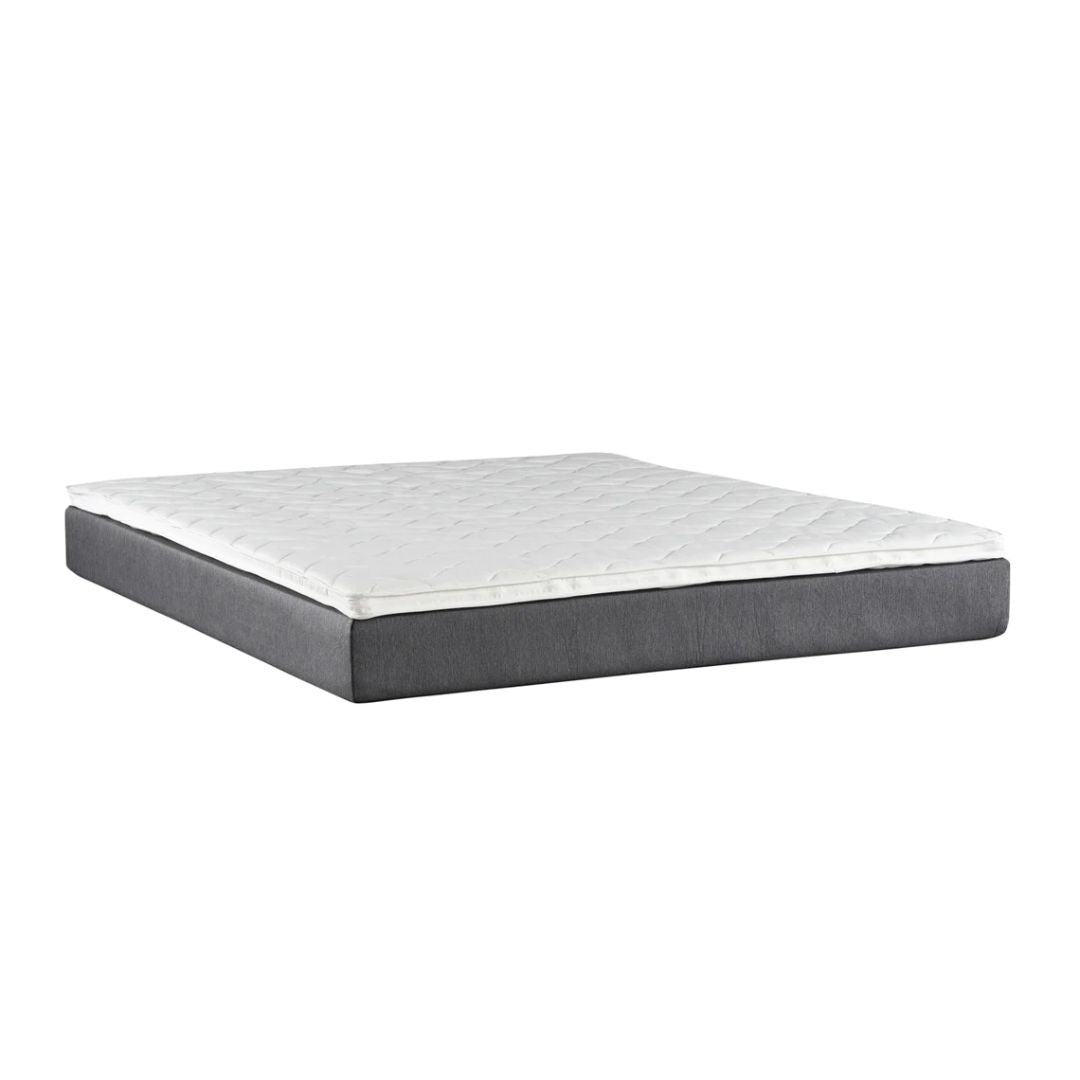 Aalto-joustinpatjapakettiin kuuluu kuvassa oleva profiloitu sijauspatja. Harmaalla huonekalukankaalla verhoiltu joustinpatja on molemmin puolin käytettävissä ja kummallakin puolella on makuupinnalla valkoinen joustokangas.