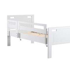 Sylvia-turvalaita asennettuna Sylvia-seniorisänkyyn yhdessä nousutuen kanssa. Sänky ja nousutuki myydään erikseen.