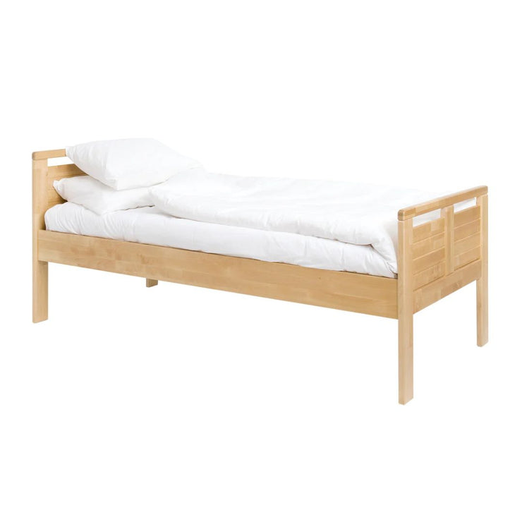 Seniori-sänky on laadukas kotimainen sänky, johon on saatavilla käytännöllisiä lisävarusteita. Sänky on normaalia korkeampi, istuinkorkeudeltaan 49 cm. Kuvassa olevat patja ja petivaatteet eivät kuulu sängyn hintaan, ne myydään erikseen.