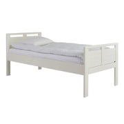 Seniori-sänky on istuinkorkeudeltaan normaalia korkeampi, 49 cm. Kuvassa valkoinen sänky maalattua koivua. Kuvassa olevat patja ja petivaatteet eivät kuulu sängyn hintaan, ne myydään erikseen.