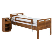 Seniori-sänky on normaalia korkeampi, istuinkorkeudeltaan 46 cm. Kuvassa on erikseen myytävät patja ja petivaatteet, sekä turvalaita ja vetotasollinen yöpöytä.