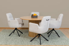 Kuvassa Anna-matto on kokoamassa ruokaryhmän Nola-ruokapöydällä ja Holberg-tuoleilla kauniisti ruokailualueeksi.