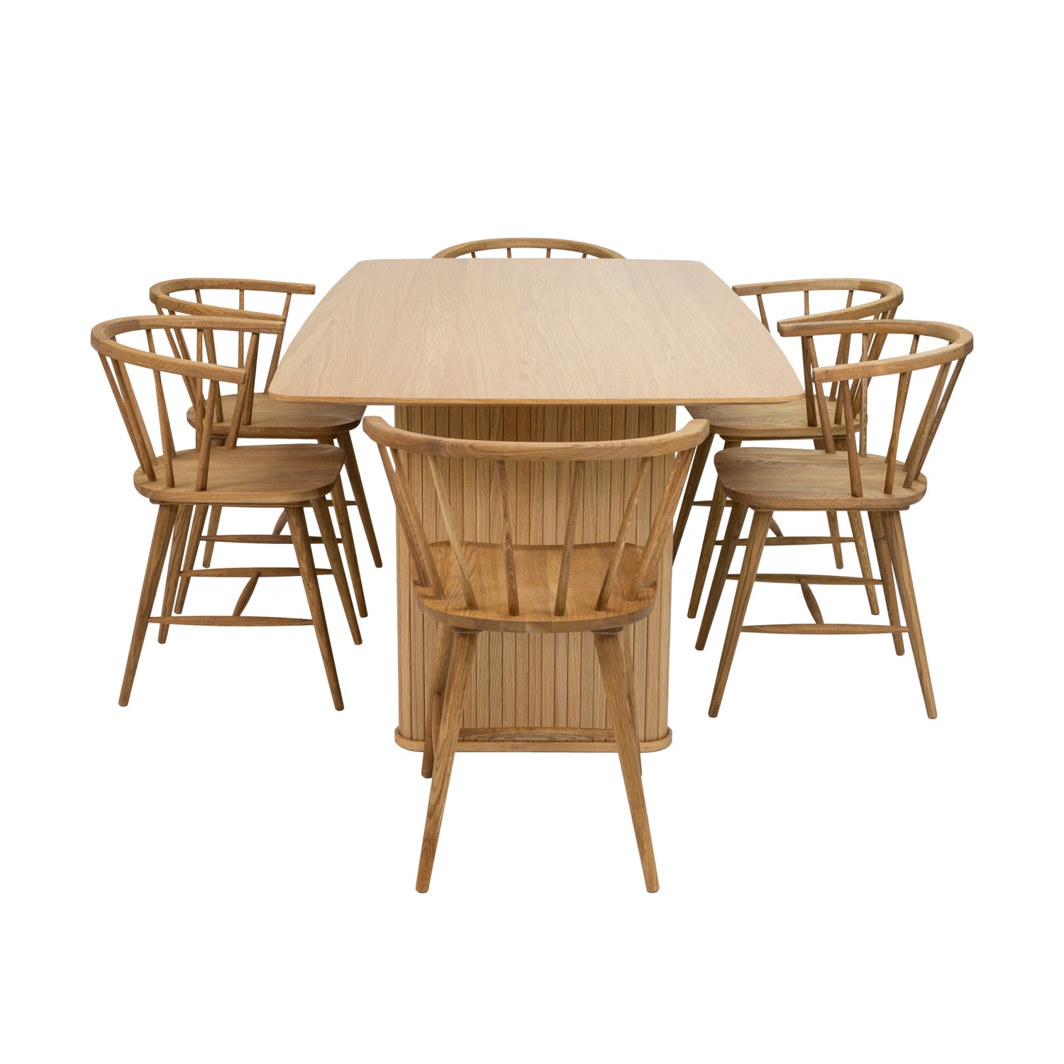 Tammenvärinen Nola-ruokapöytä ja Aida-pinnatuolit.