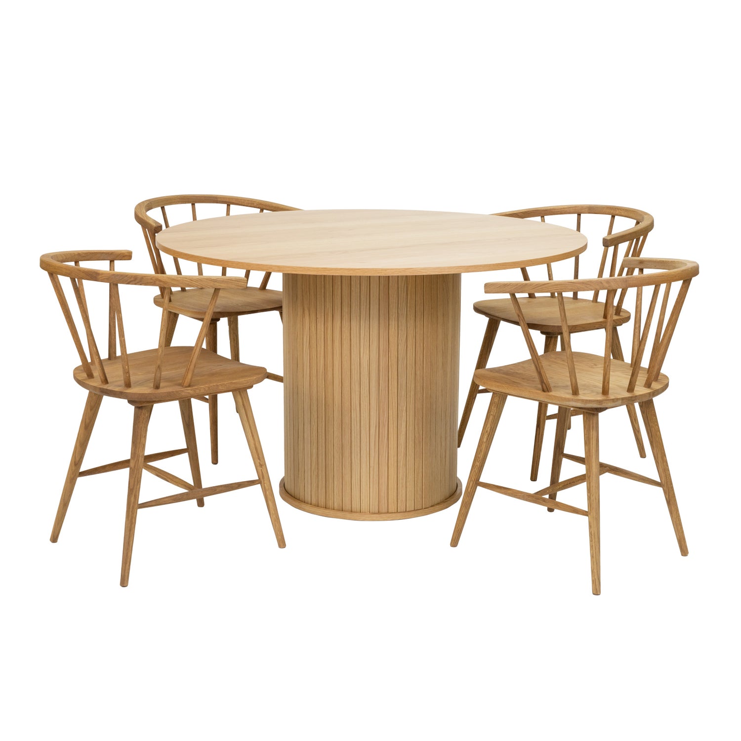 Kuvassa on luonnonväriset Aida-tammituolit yhdistettynä erikseen myytävän pyöreän Nola-ruokapöydän kanssa.