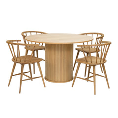 Kuvassa on luonnonväriset Aida-tammituolit yhdistettynä erikseen myytävän pyöreän Nola-ruokapöydän kanssa.
