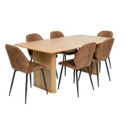 Kuvassa on ruskeat Cordova-tuolit yhdistettynä erikseen myytävän tammenvärisen Nola-pöydän kanssa.