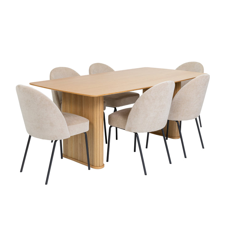 Nola-pöytä 100 x 190 cm luonnonvärinen tammi, sekä hiekanväriset Chenille-kankaiset Creston-tuolit mustilla jaloilla. Ruokapöydän kaksi jykevää jalkaa on kauniisti paneloitu.
