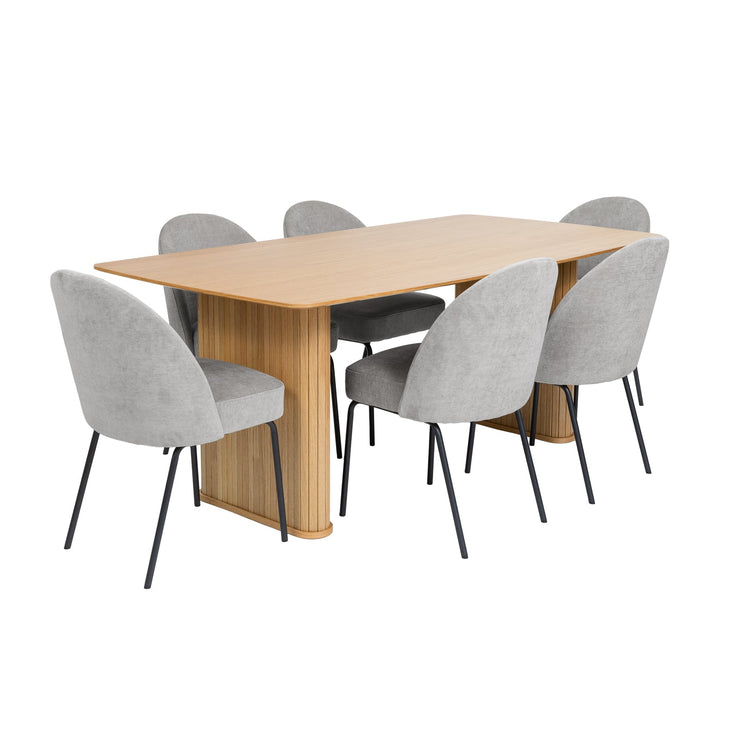 Nola-pöytä 100 x 190 cm luonnonvärinen tammi, sekä harmaat Chenille-kankaiset Creston-tuolit mustilla jaloilla. Ruokapöydän kaksi jykevää jalkaa on kauniisti paneloitu.