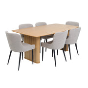 Nola-pöytä 100 x 190 cm luonnonvärinen tammi, sekä hiekanväriset Boucle-kankaiset Ontario-tuolit mustilla metallijaloilla. Ruokapöydän kaksi jykevää jalkaa on kauniisti paneloitu.