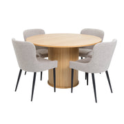 Kuvassa on tammenvärinen Nola-pöytä yhdistettynä harmaiden erikseen myytävien Ontario-tuolien kanssa.