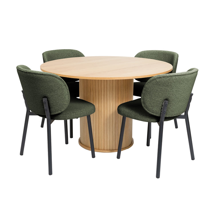 Kuvassa on vihreät Swan-tuolit yhdistettynä erikseen myytävän tammenvärisen Nola-pöydän kanssa.