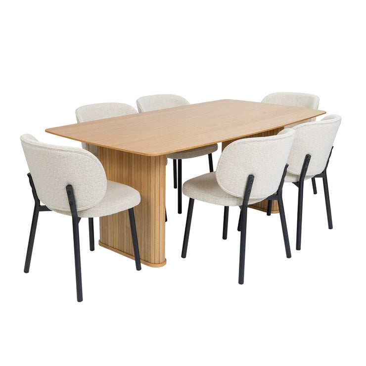 Kuvassa on valkoiset Swan-tuolit yhdistettynä erikseen myytävän tammenvärisen Nola-pöydän kanssa.
