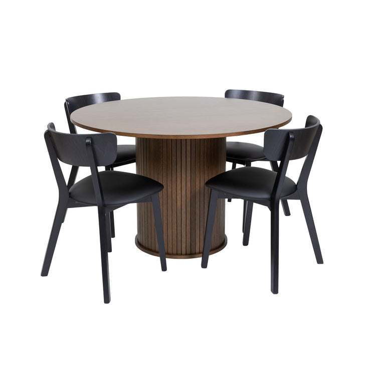 Kuvassa on mustat Vera-tuolit yhdistettynä pyöreän erikseen myytävän savutammenvärisen Nola-pöydän kanssa.
