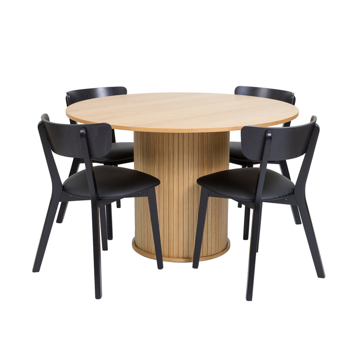 Tammenvärinen Ø 120 cm Nola-pöytä, sekä mustat Vera-taivutetuolit PU-keinonahkaistuimilla.