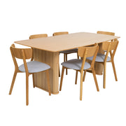 Nola-pöytä 100 x 190 cm luonnonvärinen tammi, sekä tammenväriset Vera-taivutetuolit harmailla kangasverhoilluilla istuimilla. Ruokapöydän kaksi jykevää jalkaa on kauniisti panelointu.