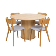 Tammenvärinen Ø 120 cm Nola-pöytä, sekä Vera-taivutetuolit harmailla kangasverhoilluilla istuimilla.