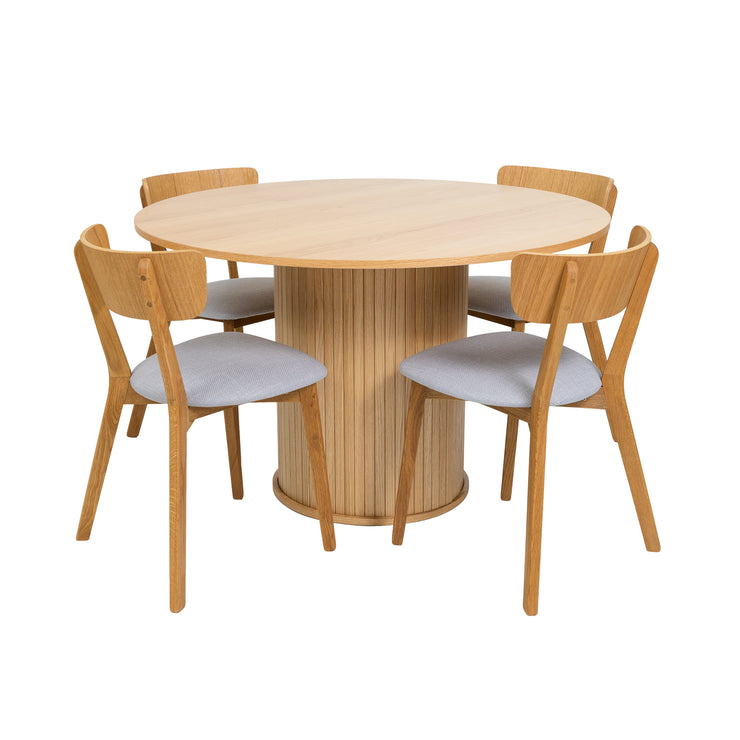 Kuvassa on tammenväriset Vera-tuolit yhdistettynä pyöreän erikseen myytävän Nola-pöydän kanssa.
