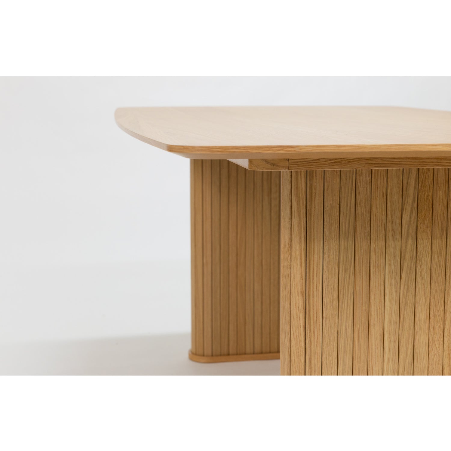 Lähikuvassa Nola-ruokapöydän paneelipäällysteiset jalat.