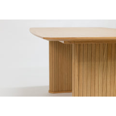 Lähikuvassa Nola-ruokapöydän paneelipäällysteiset jalat.