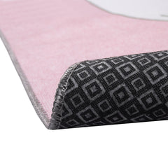 Nurinperin Muumipeikko Muumi lasten matto, vaaleanpunainen - materiaalin, pohjauksen ja reunan detaljikuva.