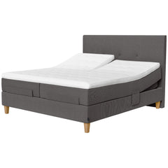 Jensen Onyx -säätösängyn harmaa Grey 173 verhoiluväri ja nelikulmaiset 23 cm korkeat luonnonväriset tammijalat. Erilliset Sleep 1 -sijauspatjat ja jalat sisältyvät hintaan. Kuvassa on myös erikseen myytävät split-mallinen ylhäältä halkaistu petauspatja, yhtenäinen verhoilu (4-jalalla) ja sängynpääty.