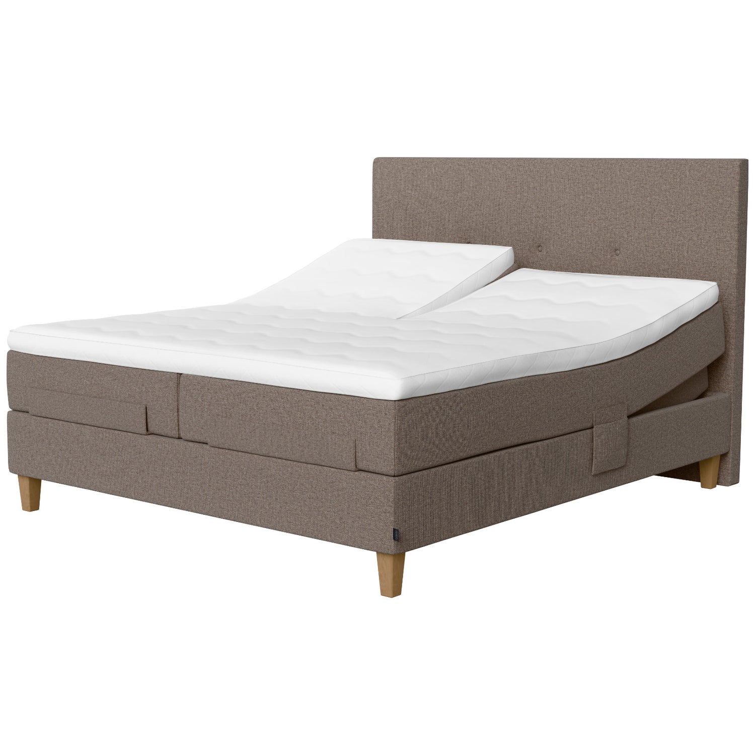 Jensen Onyx -säätösängyn harmaanruskea Mole 272 verhoiluväri ja nelikulmaiset 23 cm korkeat luonnonväriset tammijalat. Erilliset Sleep 1 -sijauspatjat ja jalat sisältyvät hintaan. Kuvassa on myös erikseen myytävät split-mallinen ylhäältä halkaistu petauspatja, yhtenäinen verhoilu (4-jalalla) ja sängynpääty.