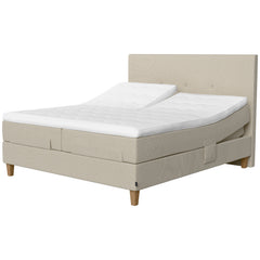 Jensen Onyx -säätösängyn luonnonvaalea Natural 292 verhoiluväri ja nelikulmaiset 23 cm korkeat luonnonväriset tammijalat. Erilliset TempSmart -sijauspatjat ja jalat sisältyvät pakettiin. Kuvassa on myös erikseen myytävät split-mallinen ylhäältä halkaistu petauspatja, yhtenäinen verhoilu (4-jalalla) ja sängynpääty.
