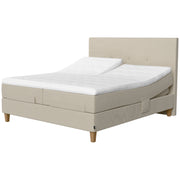 Jensen Onyx -säätösängyn luonnonvaalea Natural 292 verhoiluväri ja nelikulmaiset 23 cm korkeat luonnonväriset tammijalat. Erilliset TempSmart -sijauspatjat ja jalat sisältyvät pakettiin. Kuvassa on myös erikseen myytävät split-mallinen ylhäältä halkaistu petauspatja, yhtenäinen verhoilu (4-jalalla) ja sängynpääty.
