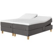 Jensen Onyx -säätösängyn harmaa Grey 173 verhoiluväri ja nelikulmaiset 23 cm korkeat luonnonväriset tammijalat. Erilliset TempSmart -sijauspatjat ja jalat sisältyvät hintaan.