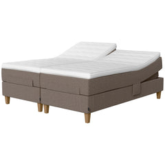 Jensen Onyx -säätösängyn harmaanruskea Mole 272 verhoiluväri ja nelikulmaiset 23 cm korkeat luonnonväriset tammijalat. Erilliset TempSmart -sijauspatjat ja jalat sisältyvät hintaan.