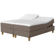 Jensen Onyx -säätösängyn harmaanruskea Mole 272 verhoiluväri ja nelikulmaiset 23 cm korkeat luonnonväriset tammijalat. Erilliset TempSmart -sijauspatjat ja jalat sisältyvät hintaan.
