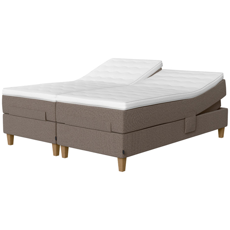 Jensen Onyx -säätösängyn harmaanruskea Mole 272 verhoiluväri ja nelikulmaiset 23 cm korkeat luonnonväriset tammijalat. Erilliset TempSmart -sijauspatjat ja jalat sisältyvät hintaan.
