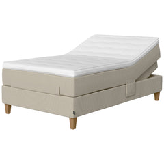 Jensen Onyx -säätösängyn luonnonvaalea Natural 292 verhoiluväri ja nelikulmaiset 23 cm korkeat luonnonväriset tammijalat. Yhtenäinen TempSmart -sijauspatja ja jalat sisältyvät hintaan.