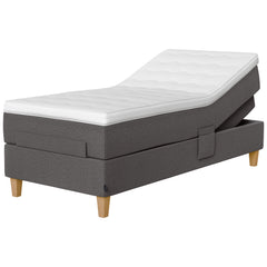 Jensen Onyx -säätösängyn harmaa Grey 173 verhoiluväri ja nelikulmaiset 23 cm korkeat luonnonväriset tammijalat. Yhtenäinen TempSmart -sijauspatja ja jalat sisältyvät hintaan.