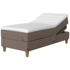 Jensen Onyx -säätösängyn harmaanruskea Mole 272 verhoiluväri ja nelikulmaiset 23 cm korkeat luonnonväriset tammijalat. Yhtenäinen TempSmart -sijauspatja ja jalat sisältyvät hintaan.