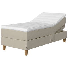 Jensen Onyx -säätösängyn luonnonvaalea Natural 292 verhoiluväri ja nelikulmaiset 23 cm korkeat luonnonväriset tammijalat. Yhtenäinen TempSmart -sijauspatja ja jalat sisältyvät hintaan.