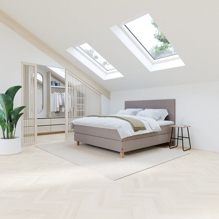 Jensen Onyx -jenkkisängyn harmaanruskea mole 272 verhoiluväri ja nelikulmaiset 14 cm korkeat luonnonväriset tammijalat. Sleep 1 -sijauspatja ja jalat sisältyvät hintaan. Jensen-sängynpääty myydään erikseen.