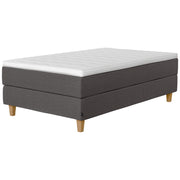 Jensen Onyx -jenkkisängyn 120 x 200 cm harmaa Grey 173 verhoiluväri ja nelikulmaiset 14 cm korkeat luonnonväriset tammijalat. Sijauspatja ja jalat sisältyvät hintaan.