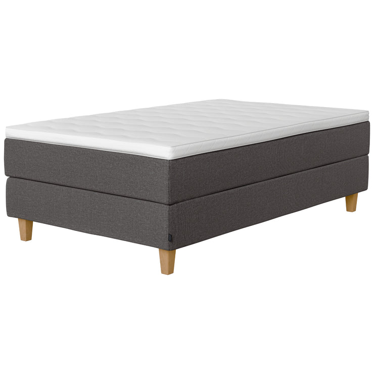 Jensen Onyx -jenkkisängyn 120 x 200 cm harmaa Grey 173 verhoiluväri ja nelikulmaiset 14 cm korkeat luonnonväriset tammijalat. Sijauspatja ja jalat sisältyvät hintaan.