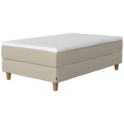 Jensen Onyx -jenkkisängyn 120 x 200 cm luonnonvaalea Natural 292 verhoiluväri ja nelikulmaiset 14 cm korkeat luonnonväriset tammijalat. Sijauspatja ja jalat sisältyvät hintaan.