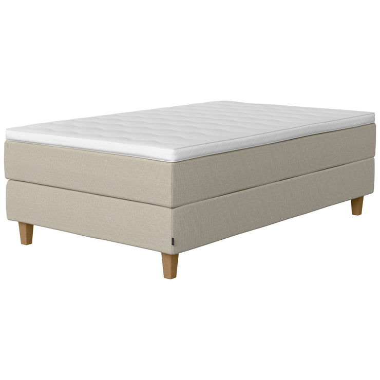 Jensen Onyx -jenkkisängyn 120 x 200 cm luonnonvaalea Natural 292 verhoiluväri ja nelikulmaiset 14 cm korkeat luonnonväriset tammijalat. Sijauspatja ja jalat sisältyvät hintaan.